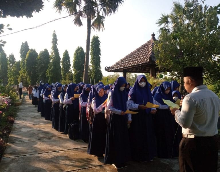 Gedung Direhabilitasi, Siswa MTsN 3 Rembang Belajar di Kelas Darurat