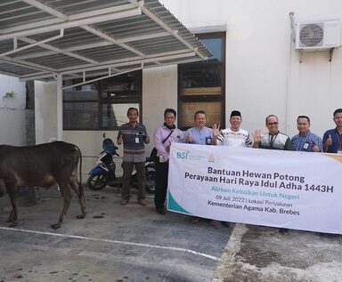 Momen Idul Adha: Kolaborasi Kemenag Brebes dan BSI Berbagai Daging Qurban   