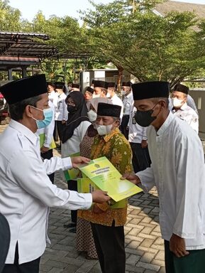 Program Menawan Hati, Kemenag Serahkan 5 Sertifikat Tanah Wakaf
