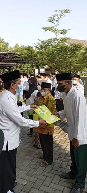 Program Menawan Hati, Kemenag Serahkan 5 Sertifikat Tanah Wakaf