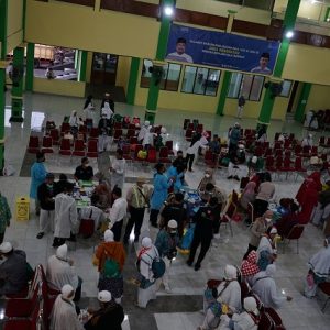 Jemaah Haji yang tergabungd alam kloter 34 menjalani tes usap antigen sesuai melakukan perjalanan dari luar negeri