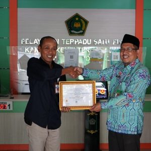 Kepala Kantor Kementerian Agama Kabuapten Boyolali menerima penghargaan juara III IKPA terbaikdari KPPN Klaten