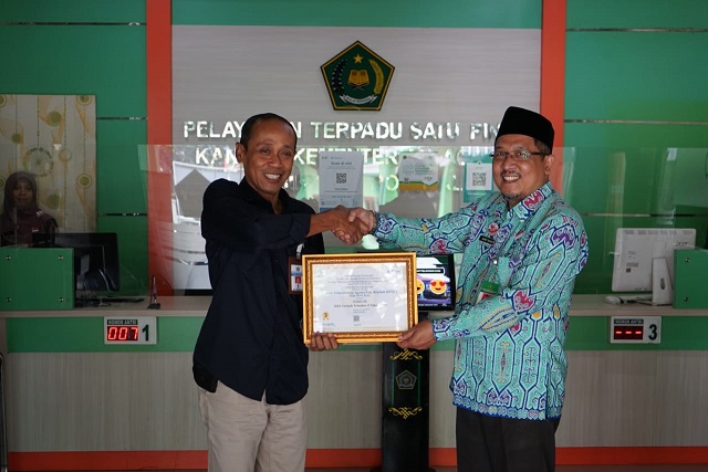 Kepala Kantor Kementerian Agama Kabuapten Boyolali menerima penghargaan juara III IKPA terbaikdari KPPN Klaten