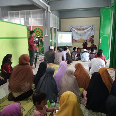 Santri Trenmu KH Ahmad Dahlan Ikuti Acara Muharram Berbagi yang diadakan Lazismu