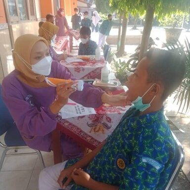 Kegiatan Screening Kesehatan Anak Sekolah bersama Puskesmas Purwodiningratan di MTs Muhammadiyah Surakarta