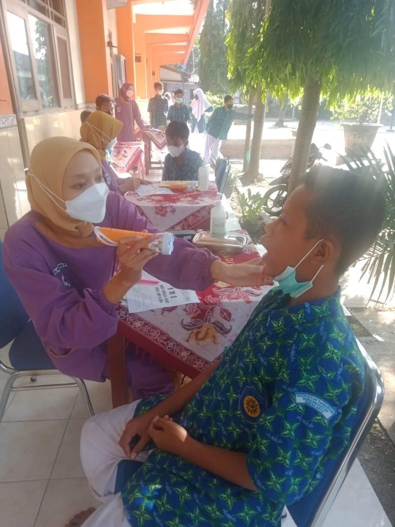 Kegiatan Screening Kesehatan Anak Sekolah bersama Puskesmas Purwodiningratan di MTs Muhammadiyah Surakarta
