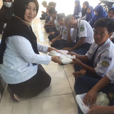 Guru MTsN 3 Rembang Bagi-bagi Santunan ke Yatim Piatu