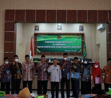 202 PNS Kemenag Banyumas Terima SK kenaikan Pangkat.