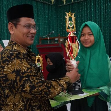 Penyerahan Piala dan Piagam Penghargaan KSM Tingkat Kabupaten Kebumen Tahun 2022