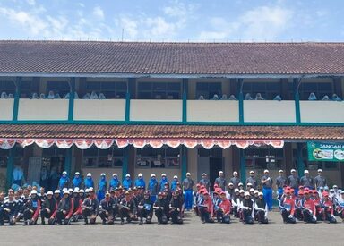 Antusias ￼Siswa MAN 2 Brebes pada Gelaran Gerak Jalan HUT Ke-77
