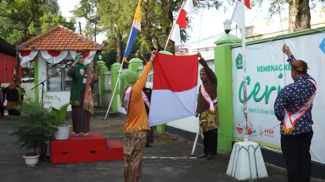 Gugah Semangat Kemerdekaan Kemenag Kendal Laksanakan Upacara HUT RI ke