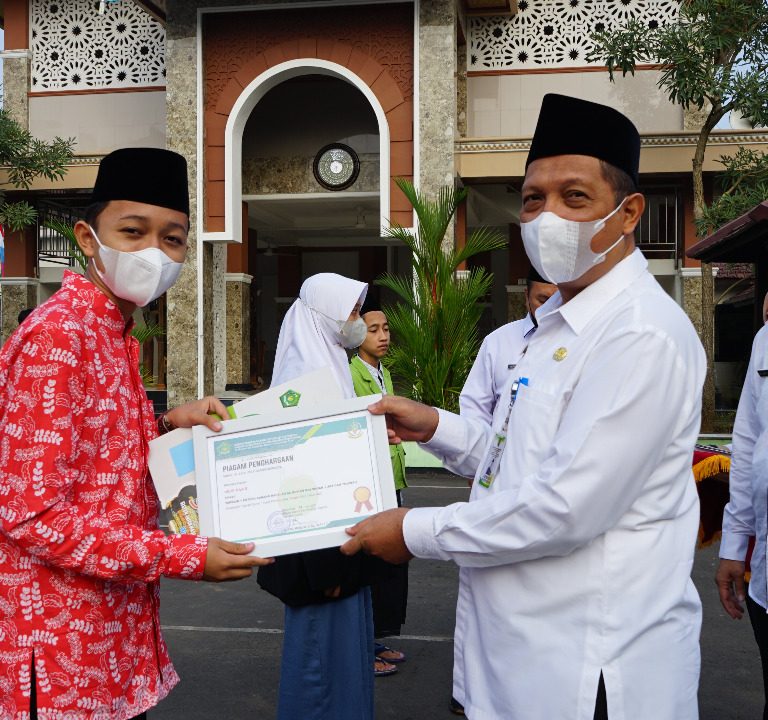 KaKankemenag  Serahkan Reward Bagi Peraih Medali MTQ XXIX Provinsi Jateng Tahun 2022