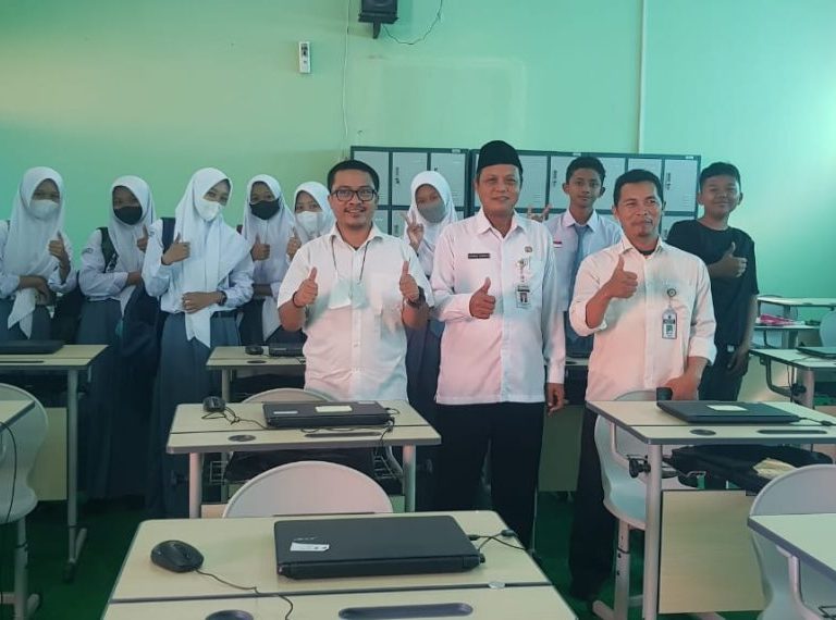 Tim Teknis AKMI Kanwil Jawa Tengah Pantau Langsung Simulasi AKMI di MAN 4 Kebumen