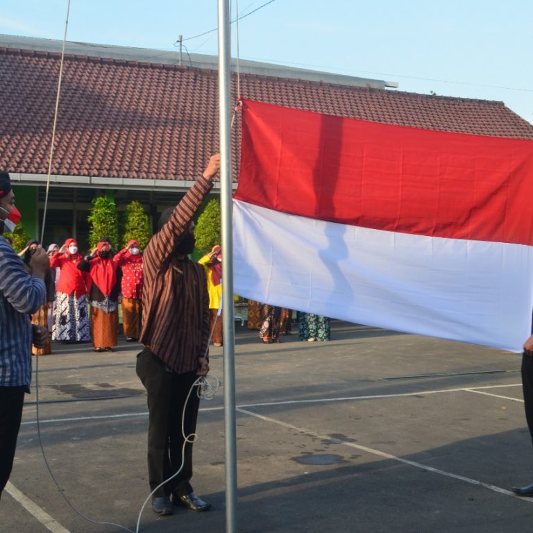 Ikuti Upacara Peringatan HUT ke 77 RI Dengan pakaian Adat