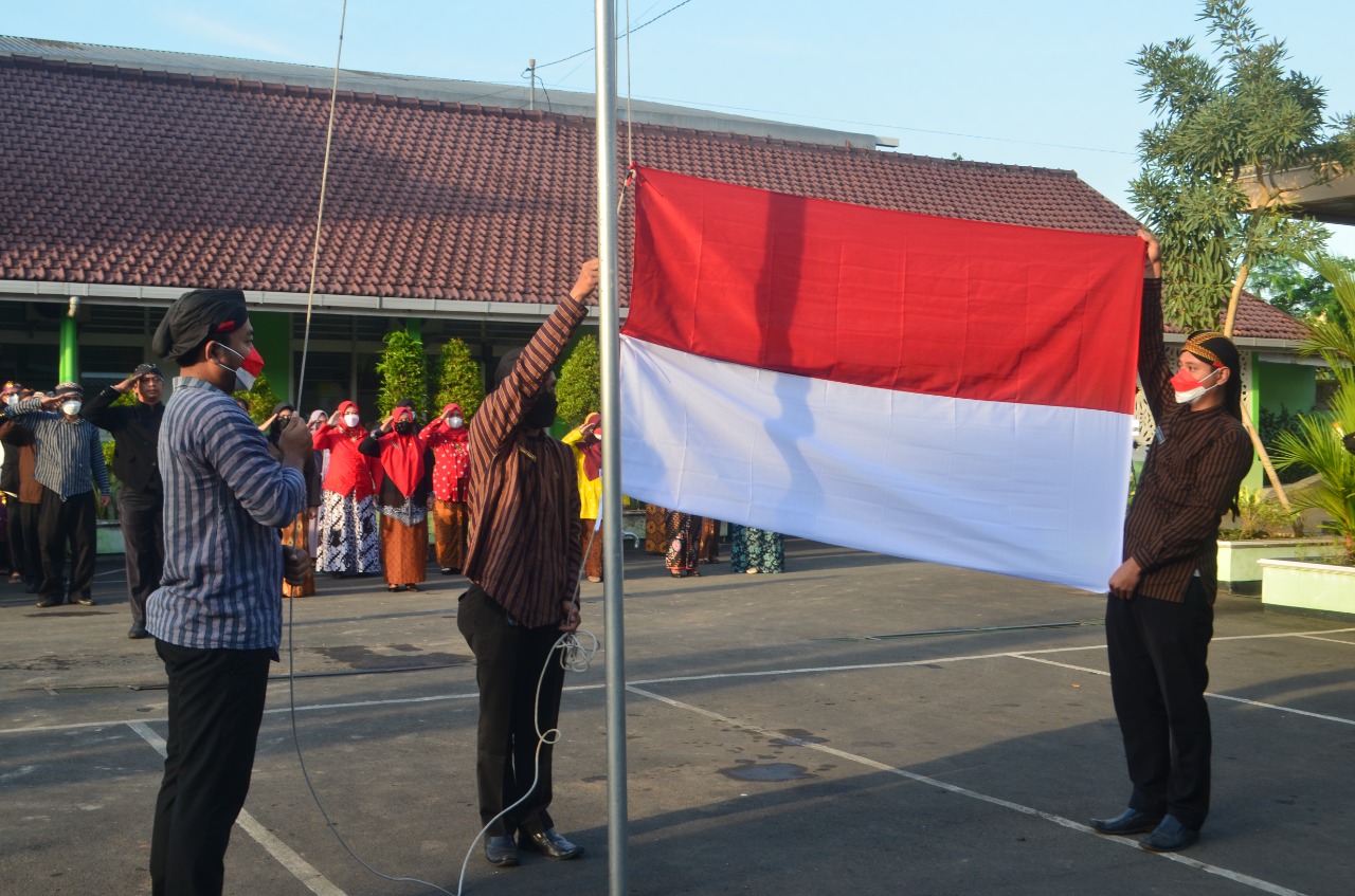 Ikuti Upacara Peringatan HUT ke 77 RI Dengan pakaian Adat