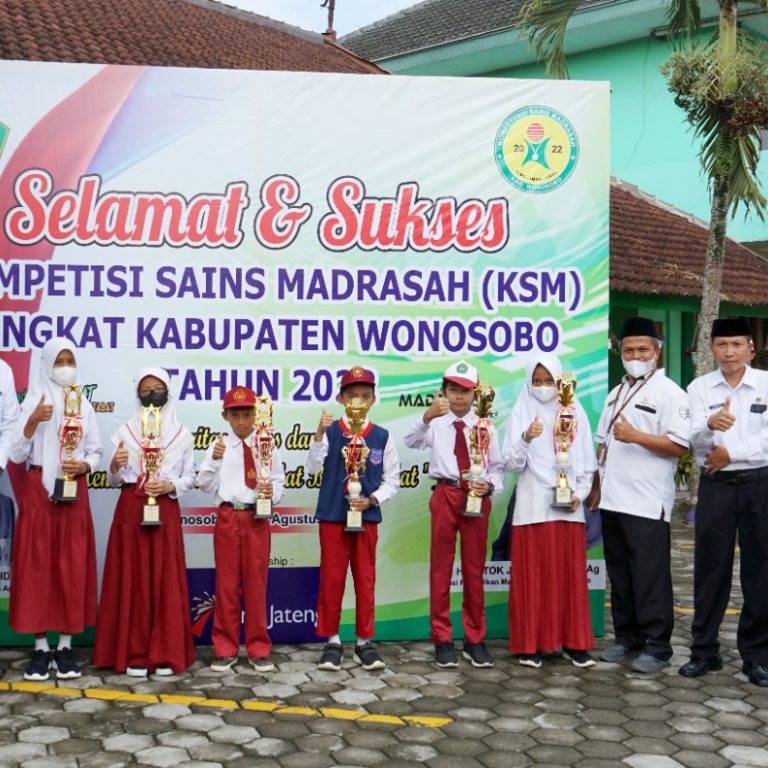 Penyerahan Piala dan Piagam Juara KSM Tahun 2022 Tingkat Kabupaten Wonosobo