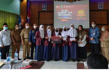 Bank Mandiri Serahkan Beasiswa Prestasi kepada Lima Peserta Didik MTs Negeri 2 Banjarnegara
