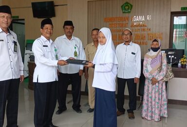 Cerita Citra, Siswi M3R Bisa Memeluk Ijazah MInya