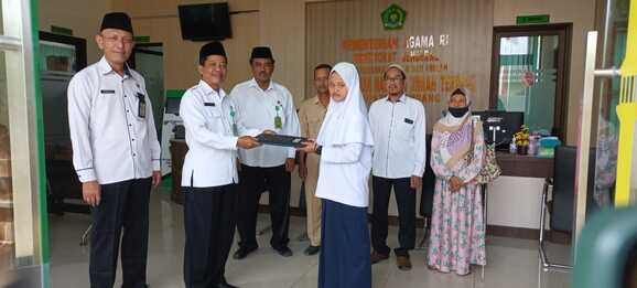 Cerita Citra, Siswi M3R Bisa Memeluk Ijazah MInya