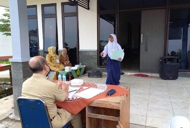 Peserta Didik Metro Antusias Ikuti Lomba Baca Puisi pada Kegiatan HUT  Kemerdekaan RI ke 77