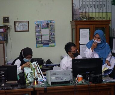 Tiga Mahasiswa dari 2 Kampus yang Berbeda, KKL di Kantor Kementerian Agama Brebes