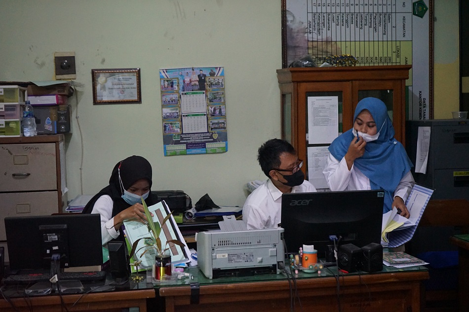 Tiga Mahasiswa dari 2 Kampus yang Berbeda, KKL di Kantor Kementerian Agama Brebes