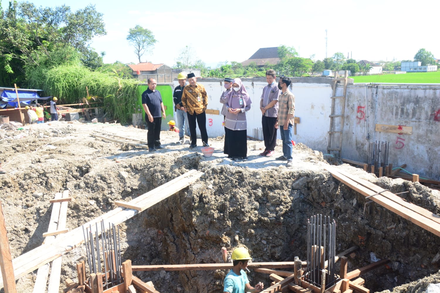 Tim Monev Kanwil Optimis Pelaksanaan Pembangunan Gedung SBSN MIN 2 Sukoharjo Berjalan Lancar