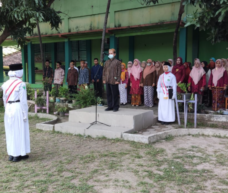 MTsN 1 Rembang Gelar Upacara Bendera HUT RI