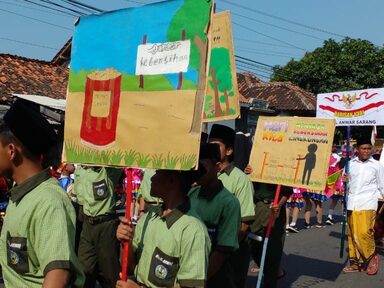 MTs Al-Anwar Usung Tema Adiwiyata dalam Karnaval HUT Ke-77 RI