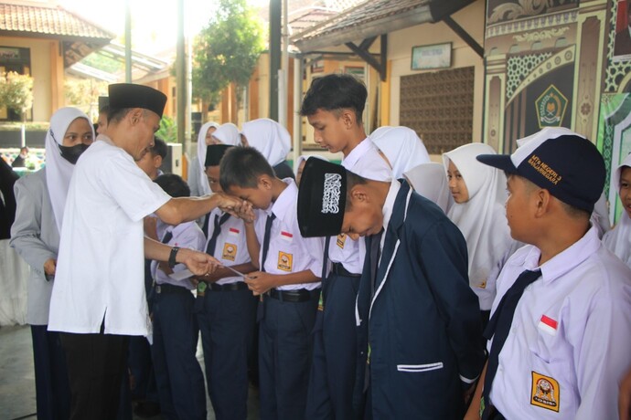 50 Siswa MTs Negeri 3 Banjarnegara Terima Santunan