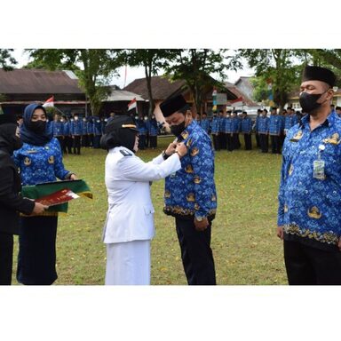 33 Pendidik dan Tenaga Kependidikan MTSN 4 Magelang Terima Reward dan Tanda Kehormatan Setyalancana Karya Satya