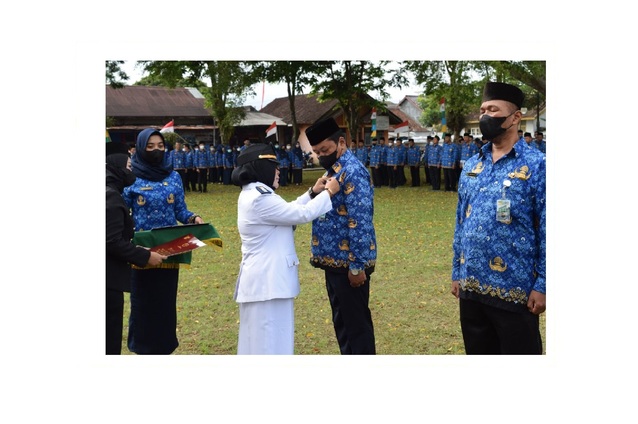 33 Pendidik dan Tenaga Kependidikan MTSN 4 Magelang Terima Reward dan Tanda Kehormatan Setyalancana Karya Satya