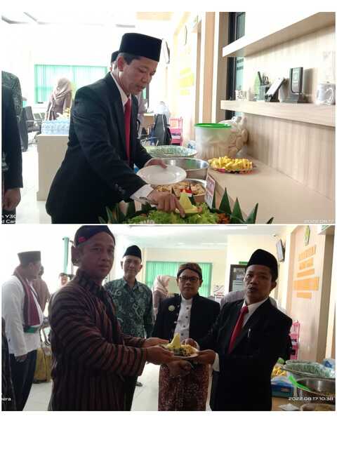 Gelar Syukuran HUT RI, Kakankemenag Potong Tumpeng