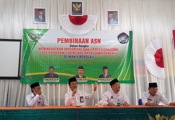 Kepala Kantor Wilayah Kementerian Agama Provinsi Jawa Tengah, H. Mustain Ahmad memberikan pembinaan kepada ASN MAN 4 Boyolali