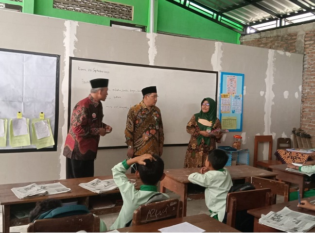 Kakankemenag Kab. Boyolali meninjau ruang kelas darurat pembelajaran di MIN 7 Boyolali