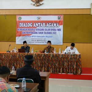 Kepala Kantor Wilayah Kementerian Agama Provinsi Jawa Tengah memberikan materi pada acara Dialog Antar Agama yang diselenggarakan oleh FKUB Kab. Boyolali