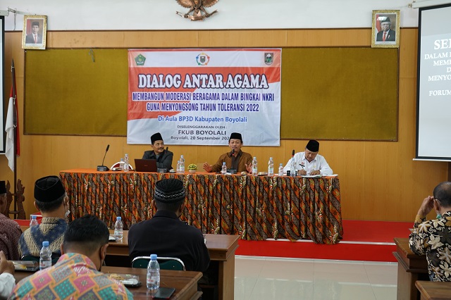 Kepala Kantor Wilayah Kementerian Agama Provinsi Jawa Tengah memberikan materi pada acara Dialog Antar Agama yang diselenggarakan oleh FKUB Kab. Boyolali