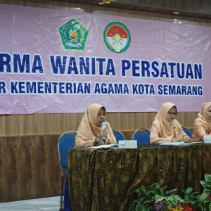 Cholidah Hanum selaku Sekretaris DWP Kemenag Kota Semarang menyampaikan laporan pada kegiatan Raker bulan September 2022