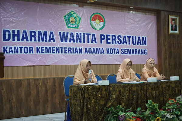 Cholidah Hanum selaku Sekretaris DWP Kemenag Kota Semarang menyampaikan laporan pada kegiatan Raker bulan September 2022