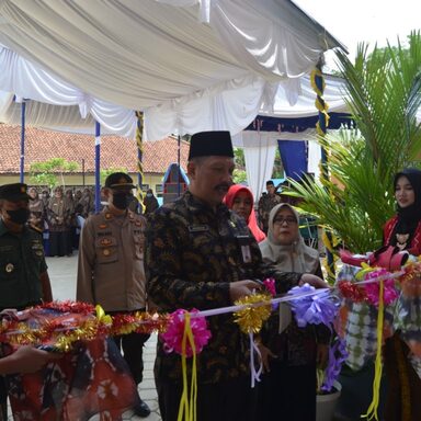 Kakan Kemenag Resmikan Ruang Kelas Baru