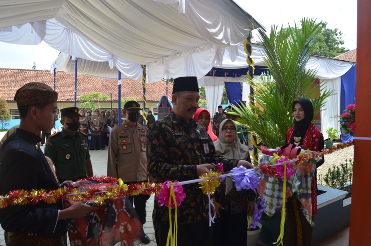 Kakan Kemenag Resmikan Ruang Kelas Baru