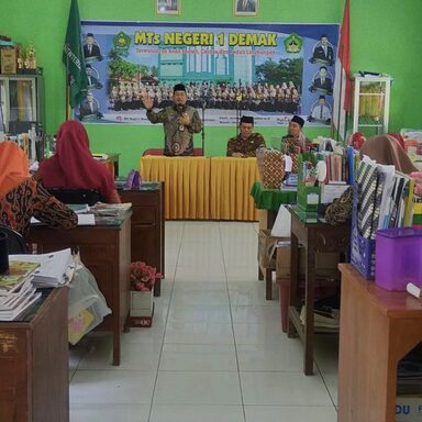Kasubbag TU Paparkan “Merdeka Belajar” di Hadapan Guru dan Pegawai MTs N 1 Demak