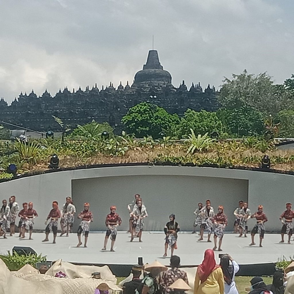 Tampilan memukau Tim Tari Soreng MIN 5 Magelang di ajang internasional Karnaval Budaya dan Rapat Raksasa dalam rangka Culture Minister’s Meeting G20 di Taman Lumbini Borobudur