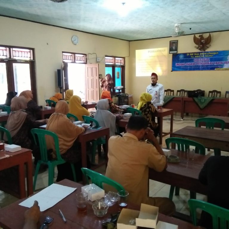 Gandeng PKK Desa Ambarwinangun, Kepala KUA Ambal Sosialisasikan UU Perkawinan