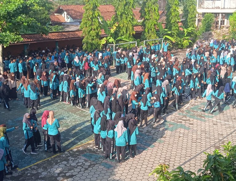 MAN 4 Kebumen Peringati Hari Olahraga Nasional dengan Jalan Sehat