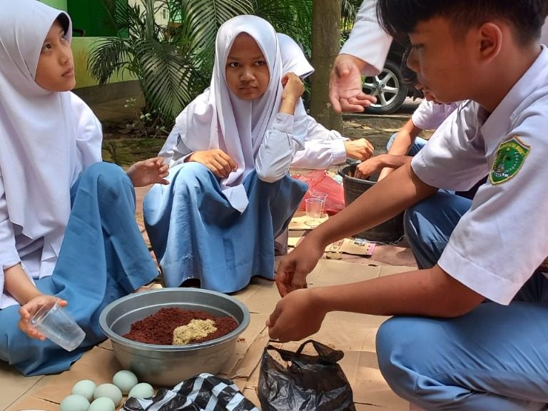 Latih Siswa Berwirausaha Melalui Praktik Pembuatan Telur Asin