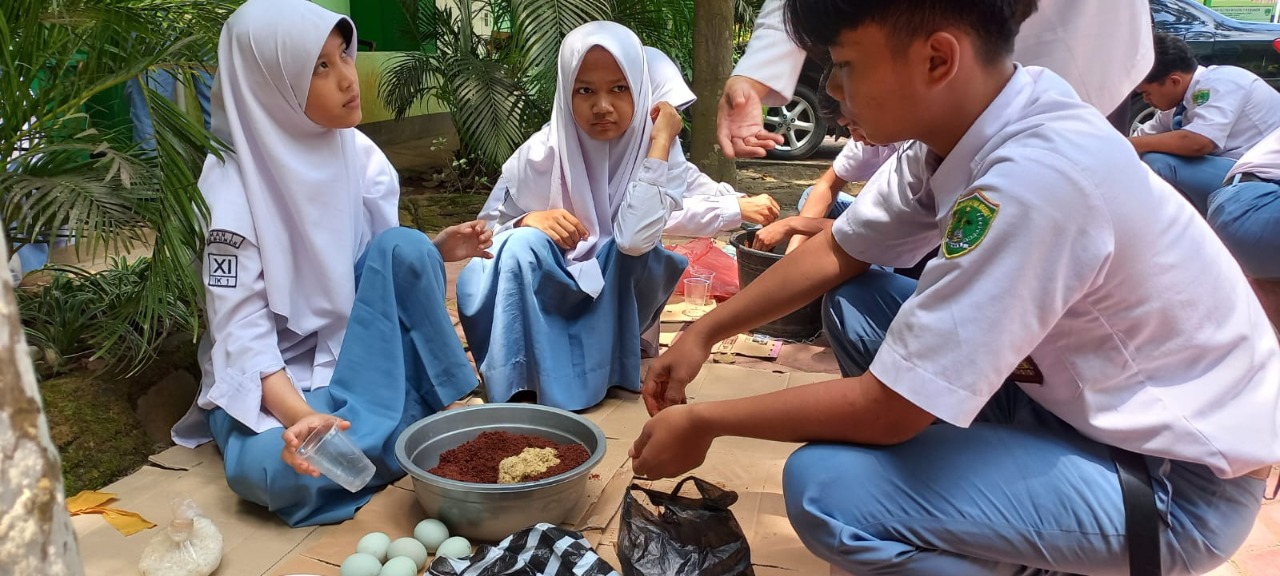 Latih Siswa Berwirausaha Melalui Praktik Pembuatan Telur Asin