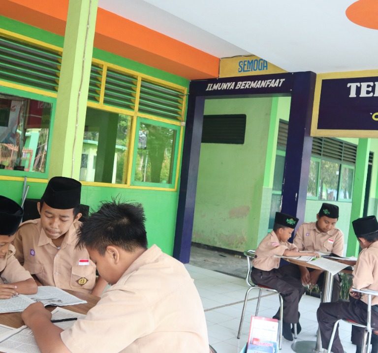 MTs Negeri 3 Kebumen Peringati Bulan Gemar Membaca Dengan Gerakan Membaca Serentak