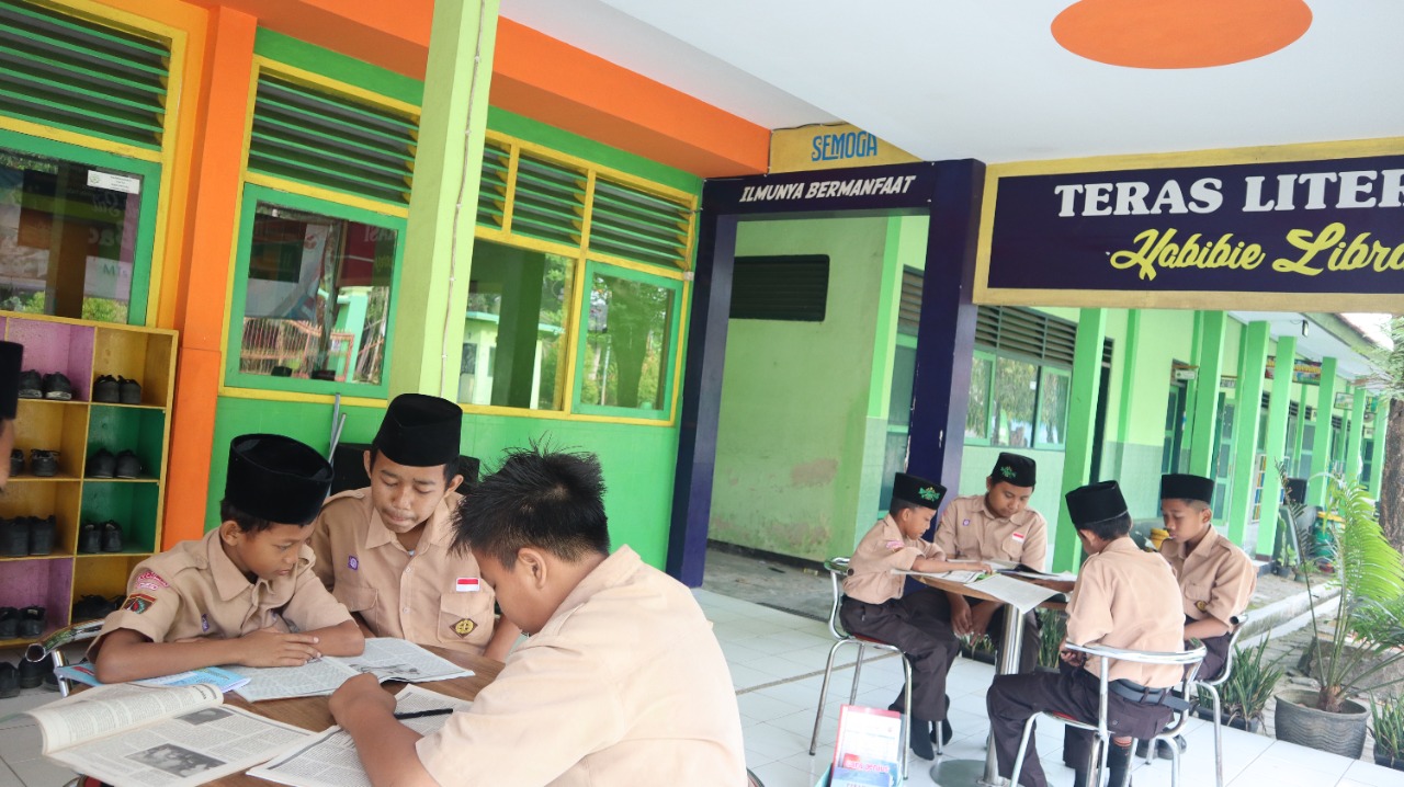 MTs Negeri 3 Kebumen Peringati Bulan Gemar Membaca Dengan Gerakan Membaca Serentak