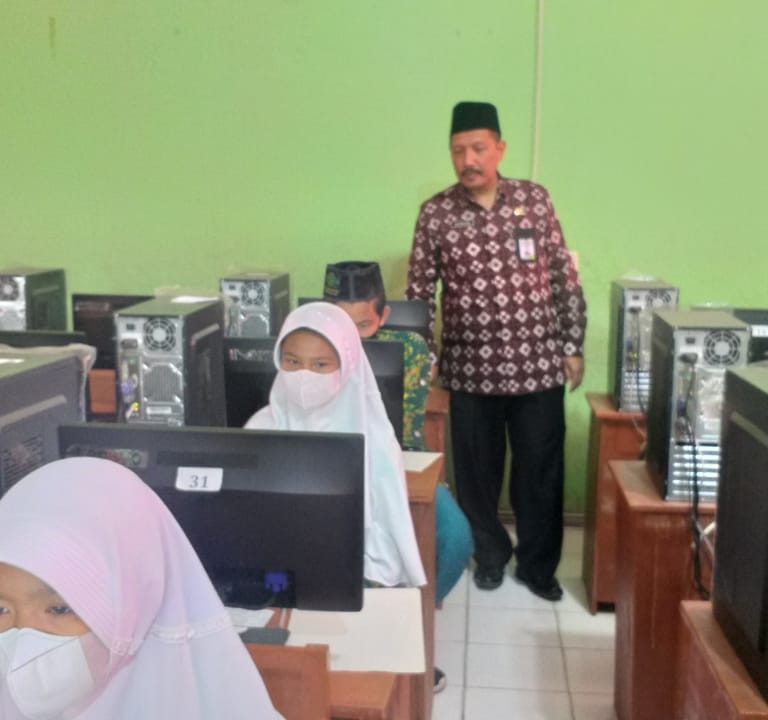 Kakan Kemenag Banyumas Pantau ANBK Di Dua Madrasah